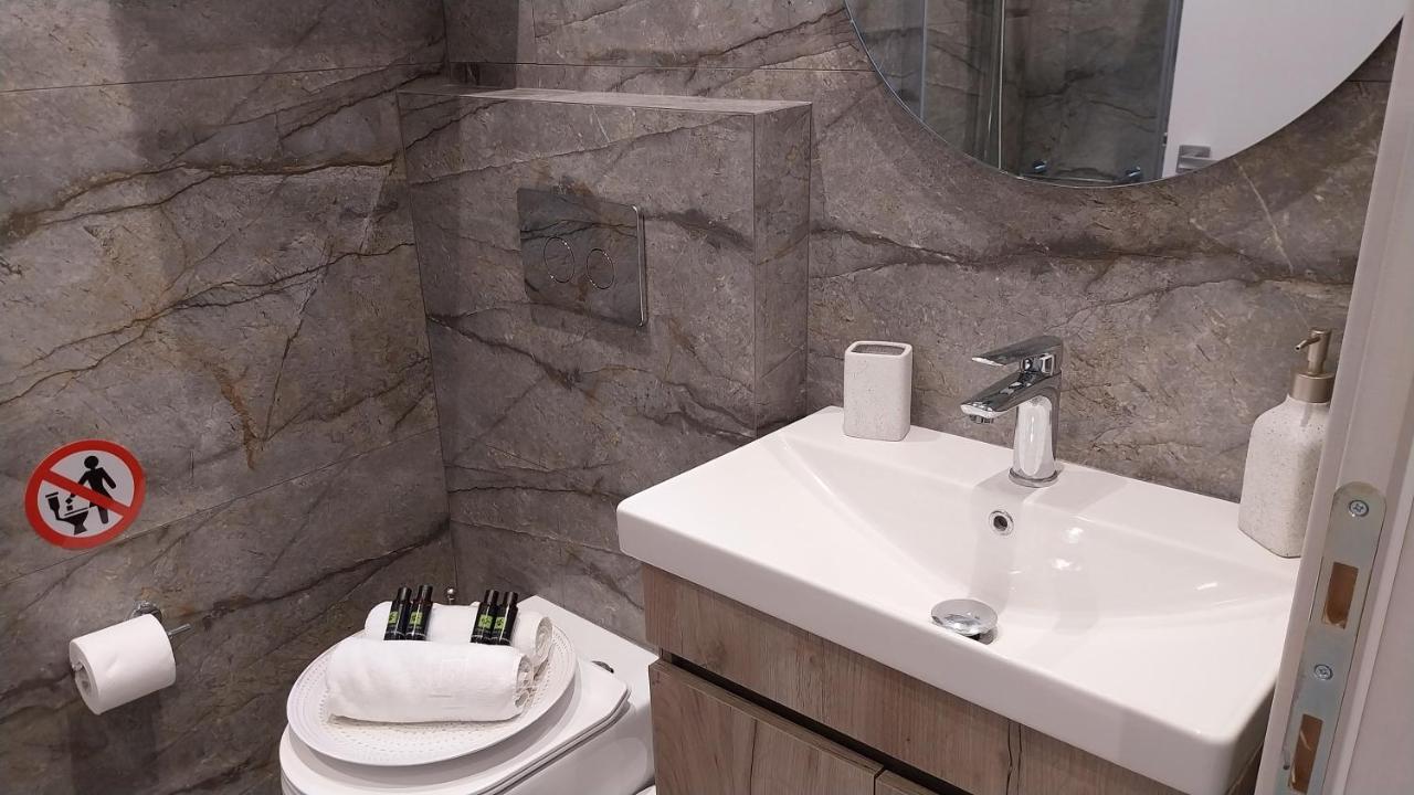 Uni Island - City Heart Suites Iraklion Buitenkant foto